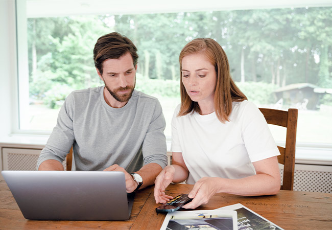 Ehepaar schaut auf Laptop