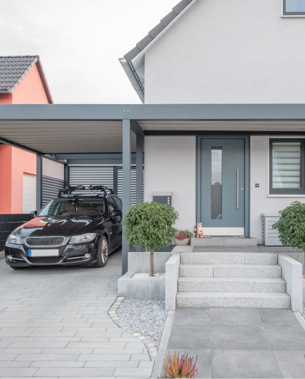 Solar Carport an einem Wohnhaus