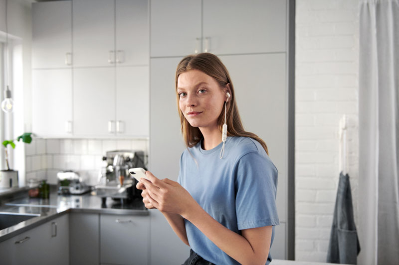 Frau hört Musik über Smartphone