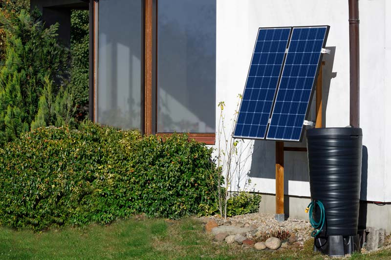 Mini-Solaranalge steht vor Hauswand im Garten