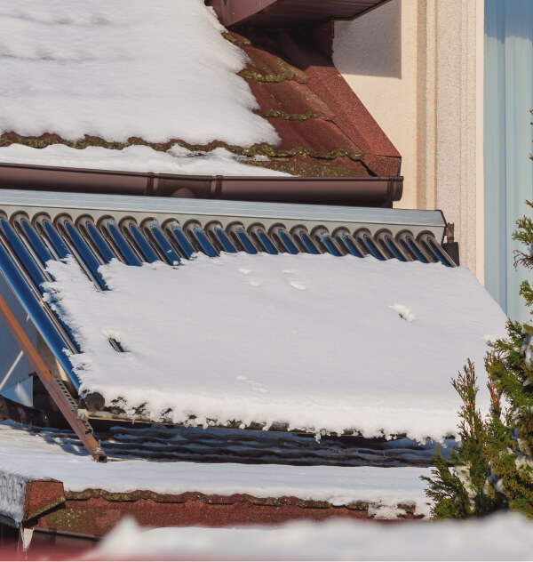 Solarthermie auf einem schneebedeckten Dach