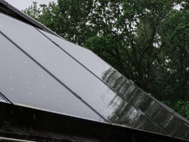 Solarpanels auf einem Dach.
