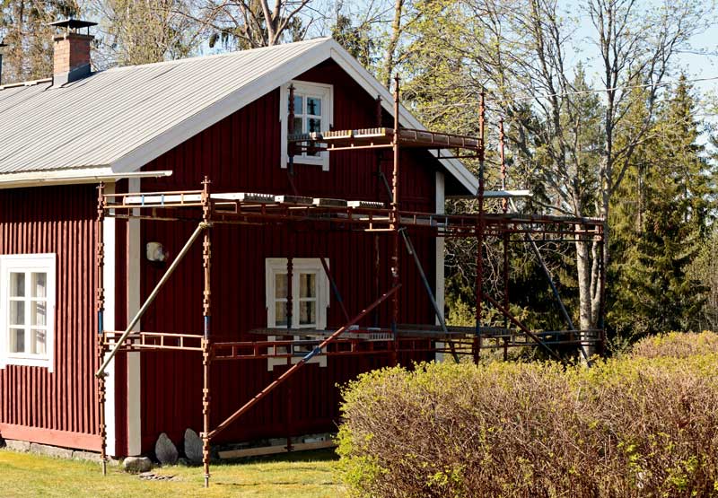 Rotes Schwedenhaus mit Gerüst
