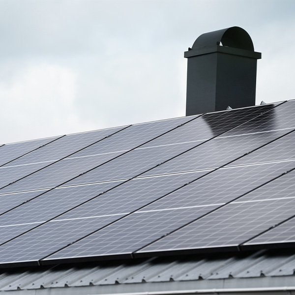 Solarpanels montiert auf dem Dach