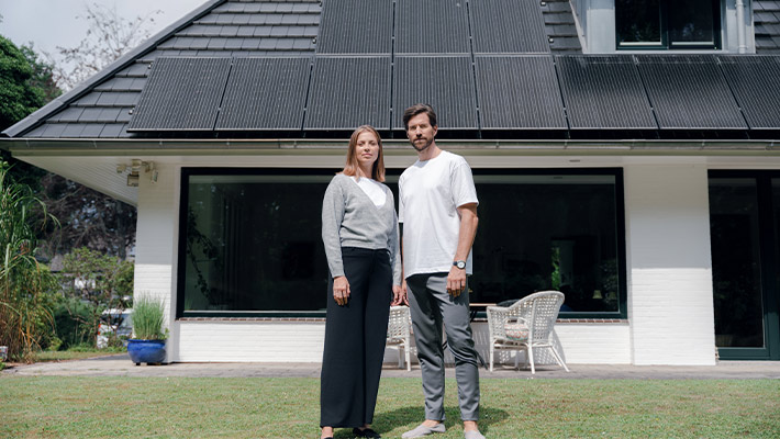Mann und Frau im Garten mit Solaranlage