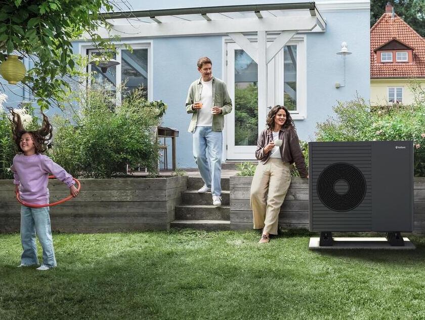 Familie im Garten mit Wärmepumpe