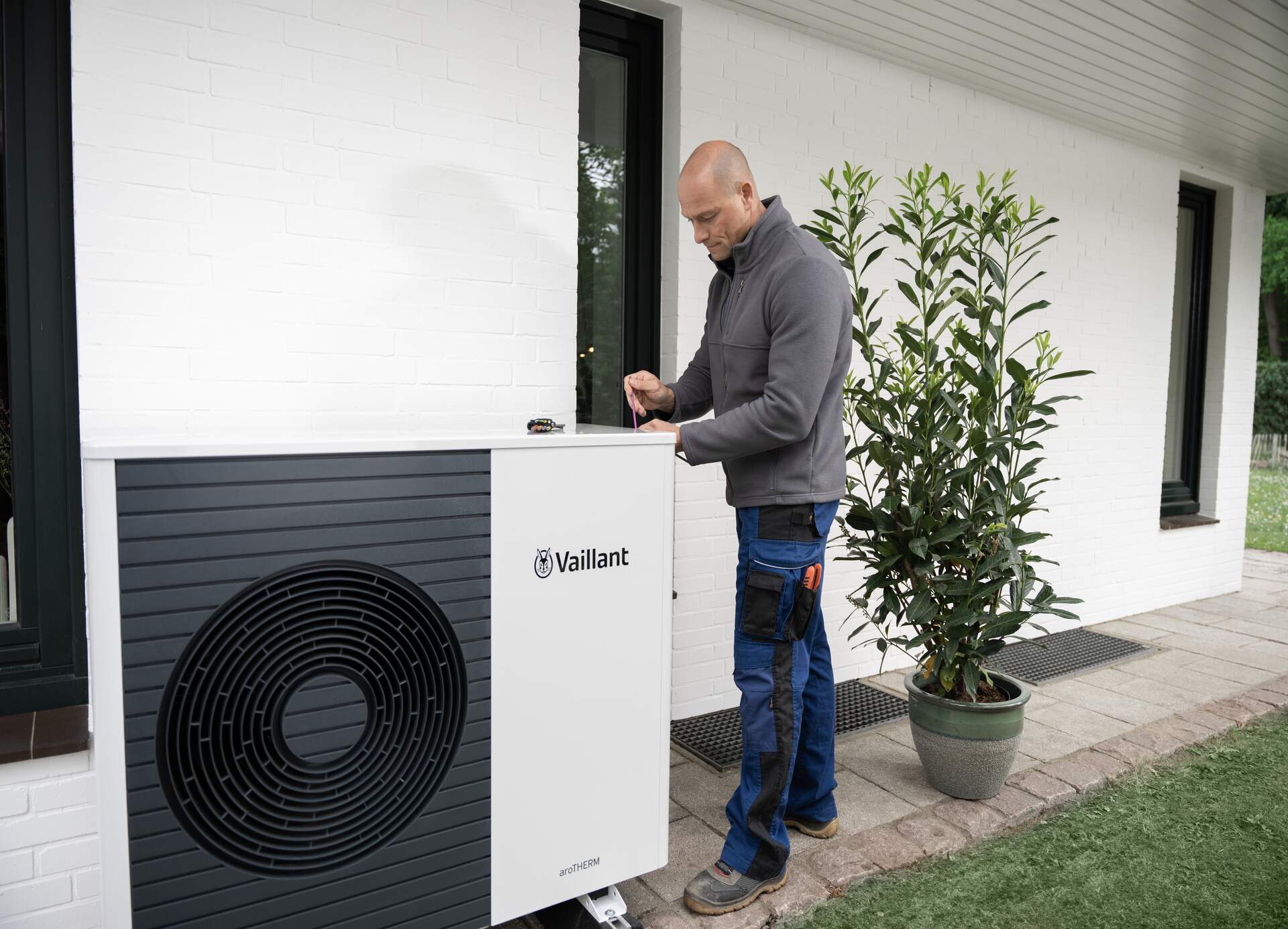 Wärmepumpen-Installation und Beratung vor dem Haus
