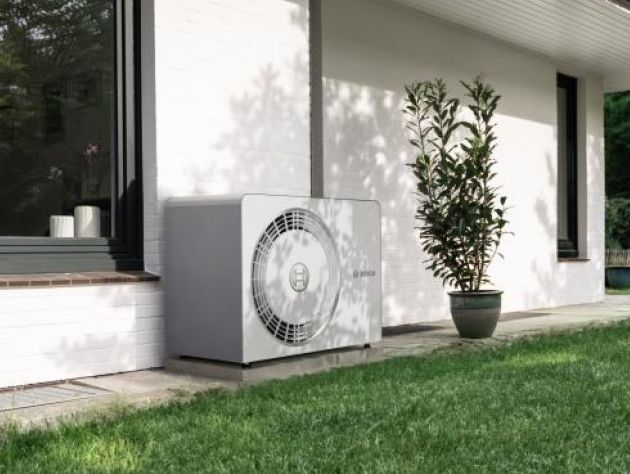 Man steht neben Wärmepumpe
