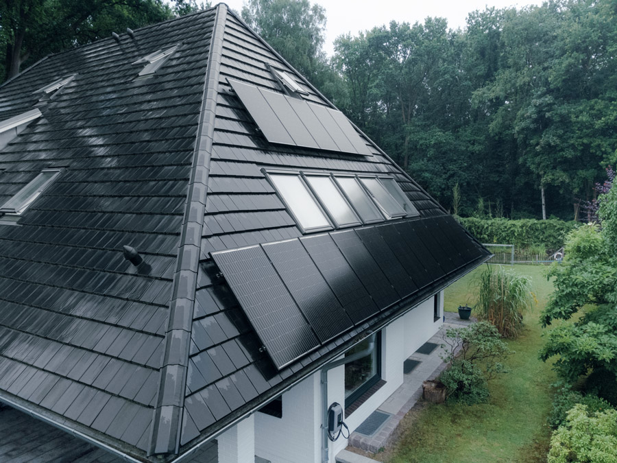 Solaranlagen am Dach eines Einfamilienhauses