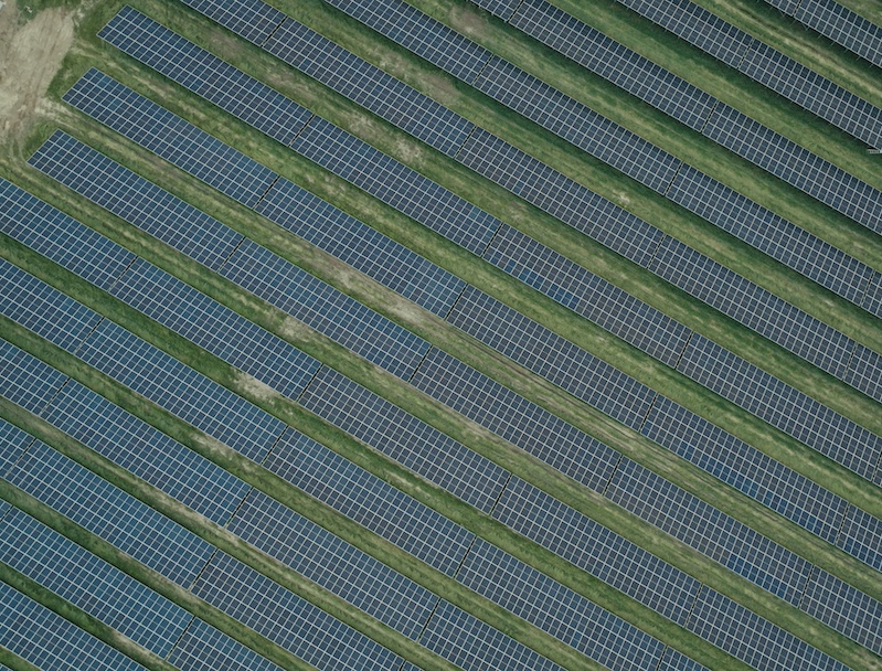 Solarpaneele auf Wiese von oben