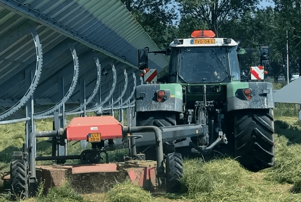 Traktor auf dem Feld