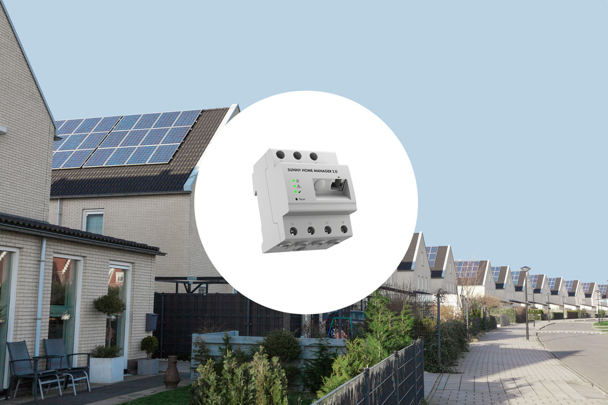 Haus mit Solarmodulen auf dem Dach und dem Produkt Energiemanager