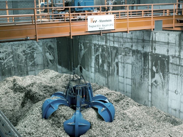 Biomasse Heizkraftwerk Greifschaufel