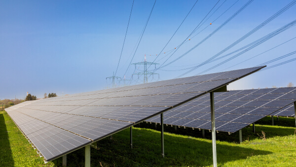 Solarpark mit Hochspannungsmasten