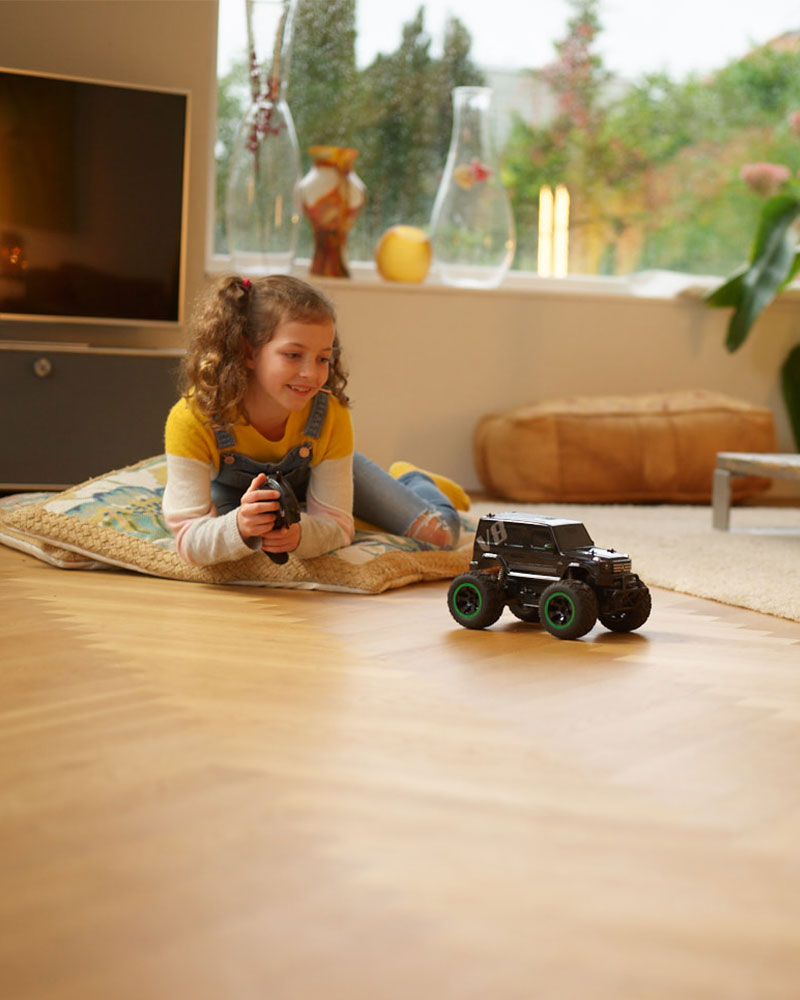 Vattenfall E-Mobility Elektroautos Vor- und Nachteile Mädchen spielt mit Spielzeugauto