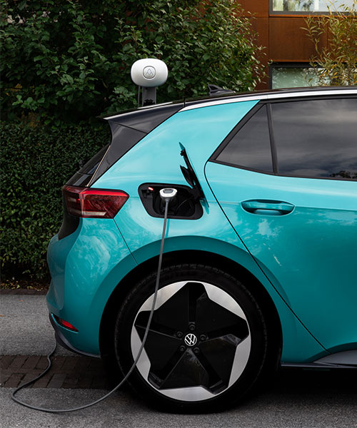 Feststoffbatterie VW e-Golf an Ladestation angeschlossen Seitenansicht