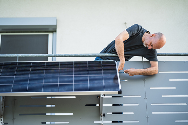 Mann schließt Solarpanel an