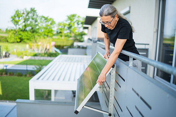 frau-mit-solar-pannell