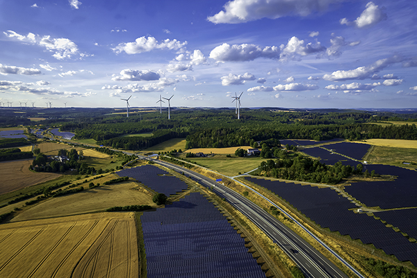 Solarpanels neben einer Landstraße