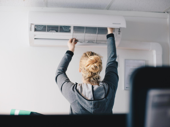 Fachgerechte Wartung einer Klimaanlage im Innenraum zur besseren Kühlleistung.