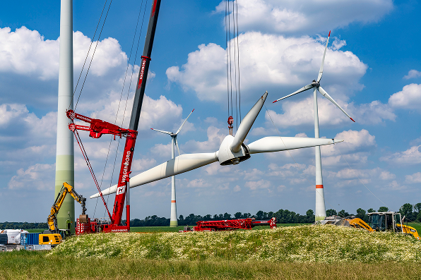 Montage einer Offshore-Windkraftanlage mit Kran, Installation von Rotorblättern im Projekt Hollandse Kust Zuid