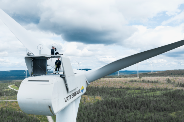 Mitarbeitende bei Wartungsarbeiten auf einer Windkraftanlage im Windpark Stor-Rotliden von Vattenfall