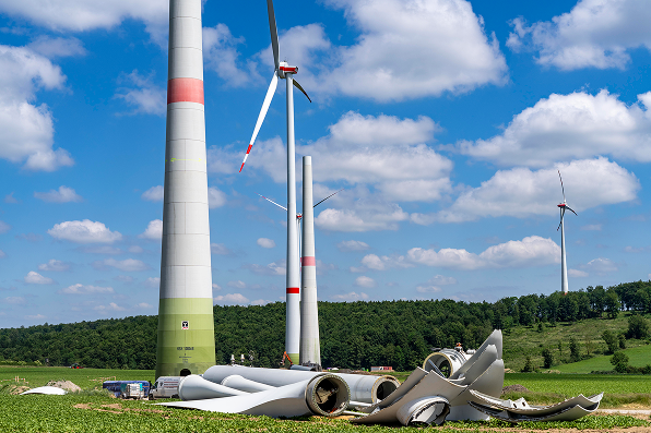 Zerlegte Rotorblätter und Türme von Windkraftanlagen beim Bau in einem Windpark