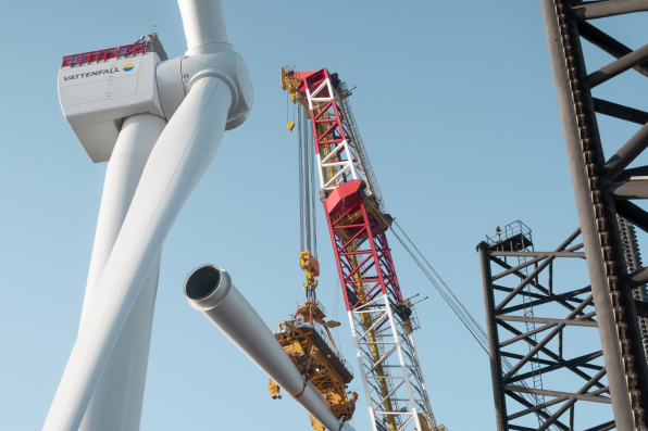 Montage einer Offshore-Windkraftanlage mit Kran, Installation von Rotorblättern im Projekt Hollandse Kust Zuid