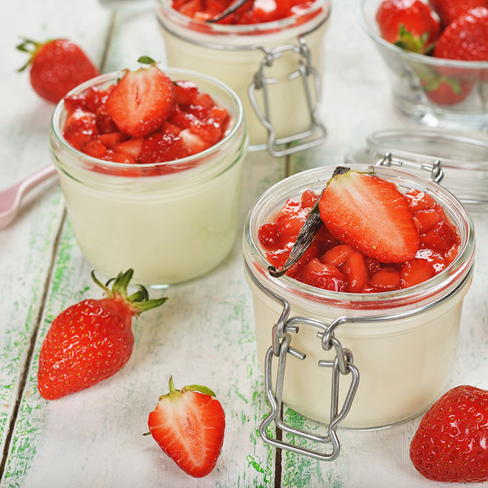 Erdnuss-Pudding mit Erdbeeren