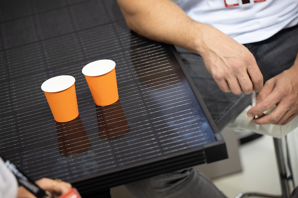 Zwei Kaffeebecher auf einem Solartisch. Dieser ist nicht nur Abstellfläche, sondern kann auch Strom selbst erzeugen.