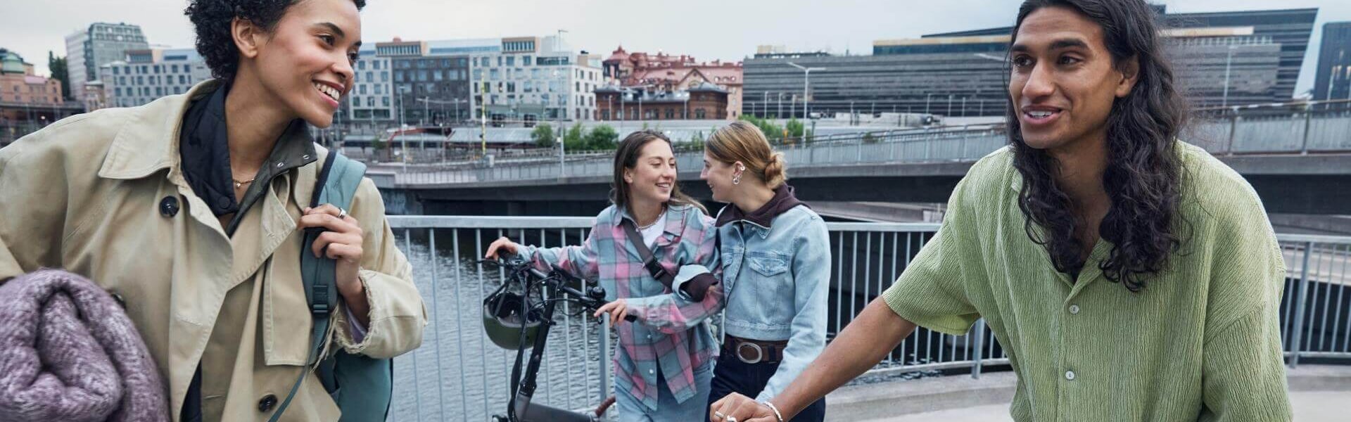 Gruppe von jungen Menschen steht auf einer Brücke.