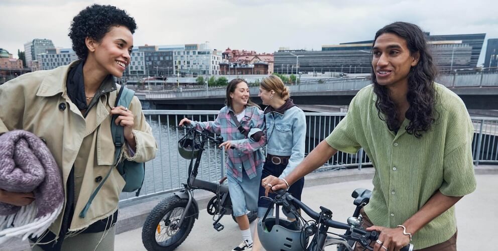 Gruppe von jungen Menschen steht auf einer Brücke.