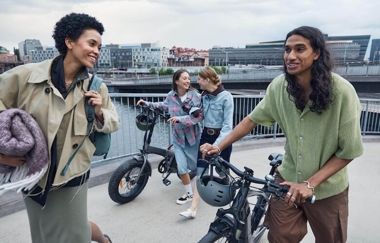 Gruppe von jungen Menschen steht auf einer Brücke.