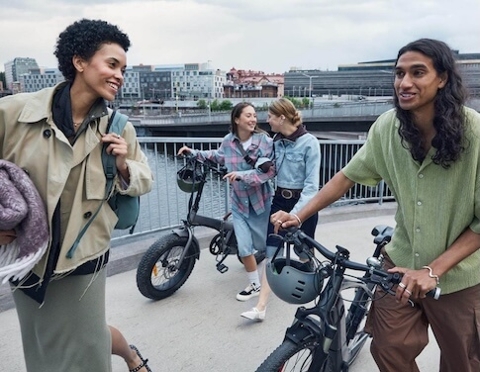 Gruppe von jungen Menschen steht auf einer Brücke.