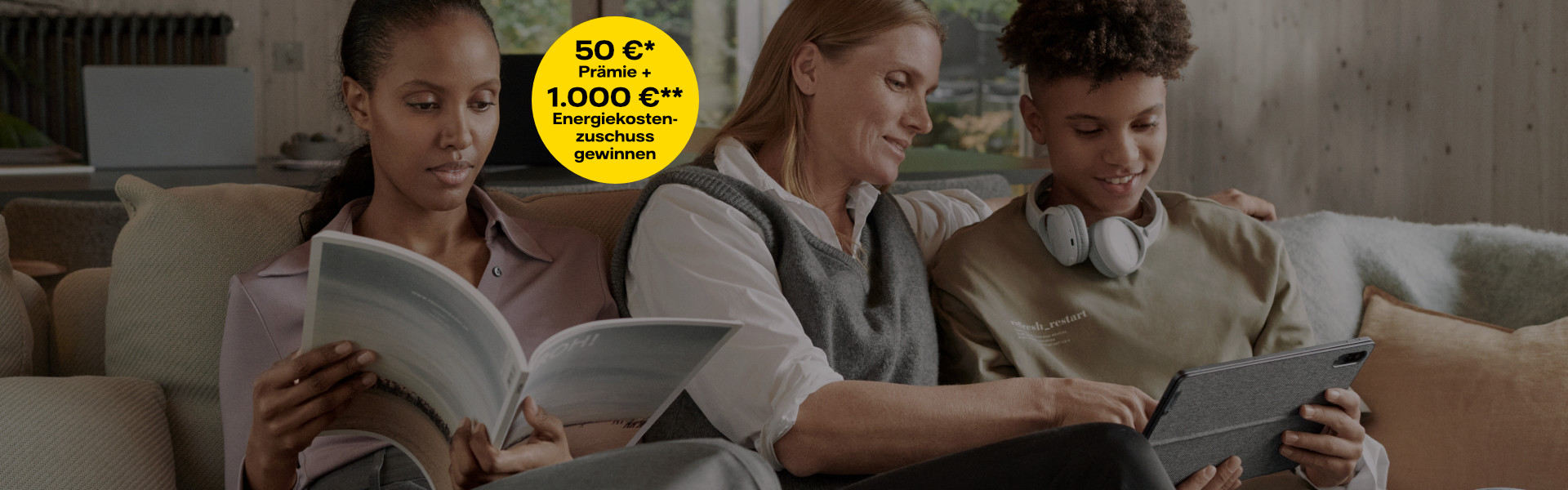 2 Frauen und ein Junge relaxen auf dem Sofa