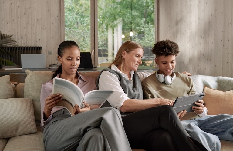 2 Frauen und ein Junge relaxen auf dem Sofa