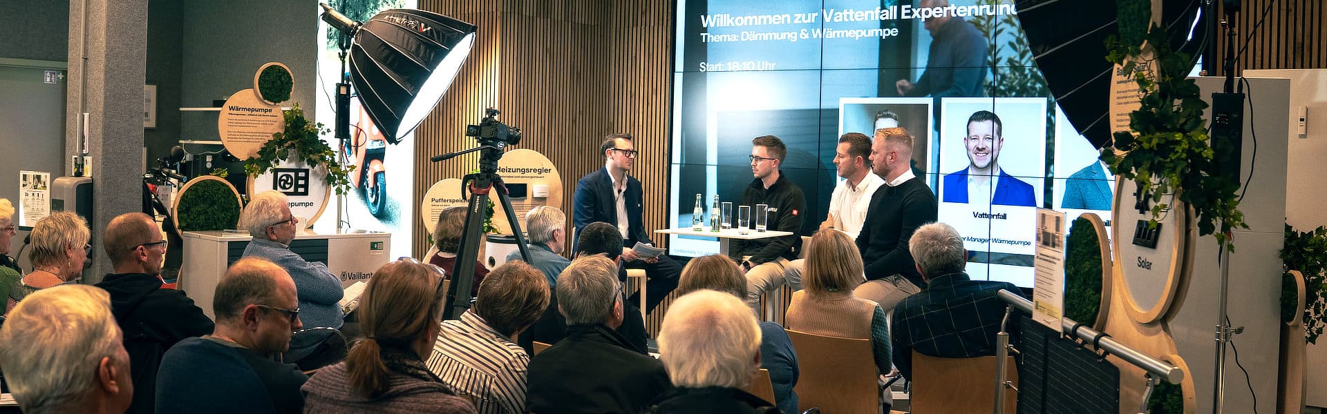 Besucher*innen bei einem Vortrag im Vattenfall Showroom Berlin