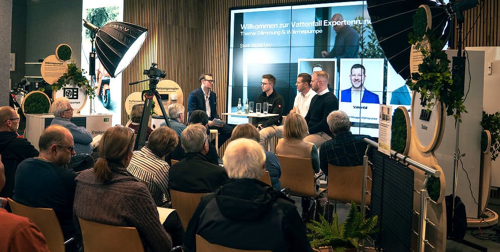 Besucher*innen bei einem Vortrag im Vattenfall Showroom Berlin