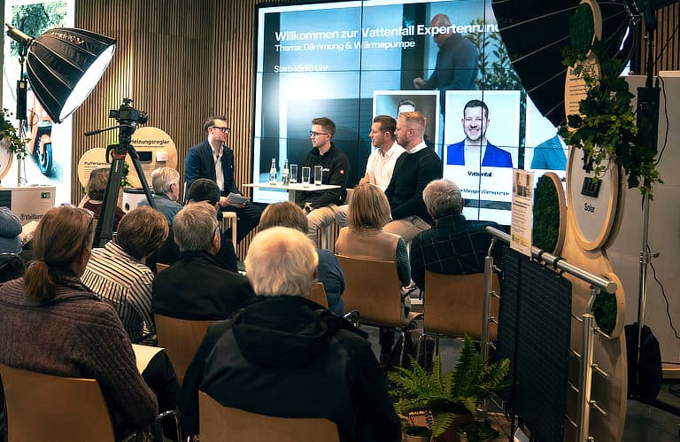 Besucher*innen bei einem Vortrag im Vattenfall Showroom Berlin