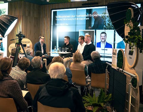 Besucher*innen bei einem Vortrag im Vattenfall Showroom Berlin