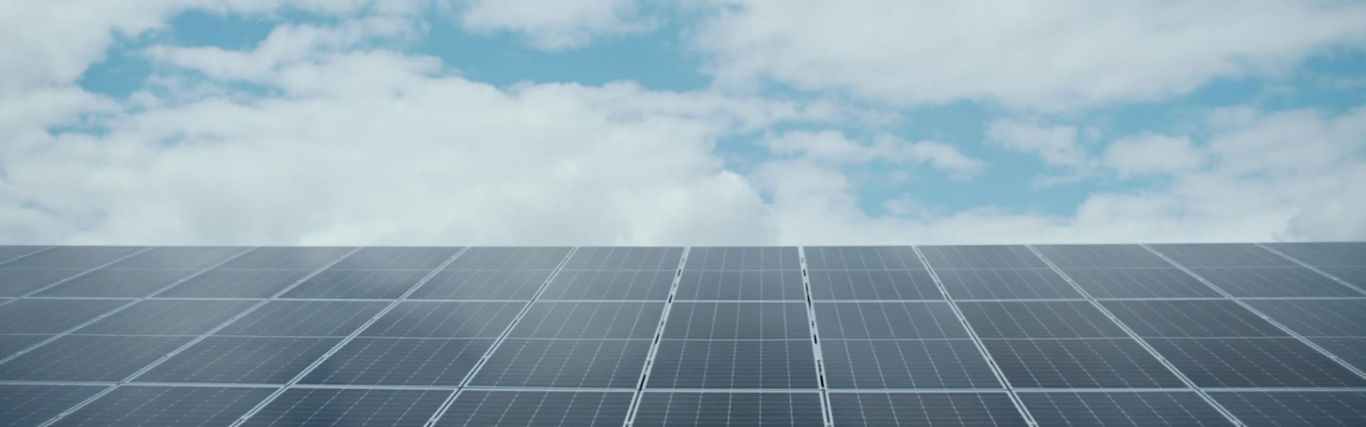 Solarpanele ragen in den Himmel