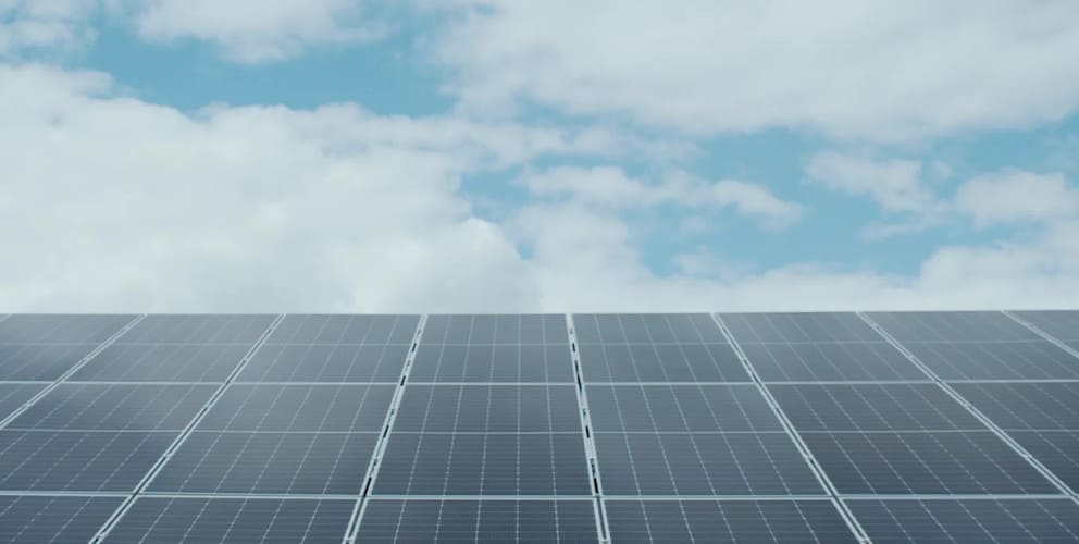 Solarpanele ragen in den Himmel