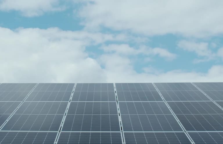 Solarpanele ragen in den Himmel