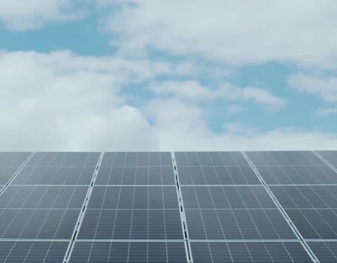 Solarpanele ragen in den Himmel