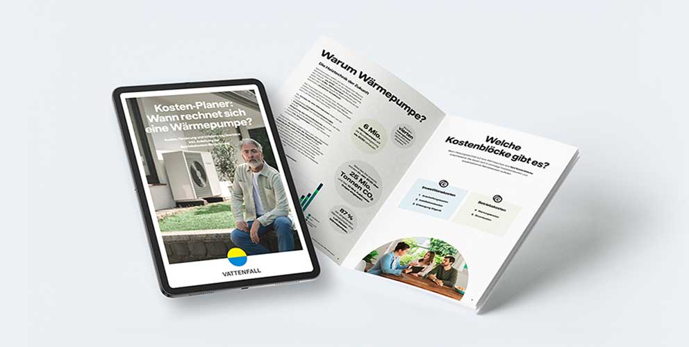 Ein Tablet und eine Informationsbroschüre liegen aufgeschlagen da. Auf dem Tablet ist die Überschrift: "Kosten-Planer: Wann rechnen sich Wärmepumpen" zu erkennen.  Die Broschüre gibt ebenfalls Informationen warum Wärmepumpen sich lohnen.