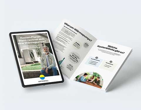 Ein Tablet und eine Informationsbroschüre liegen aufgeschlagen da. Auf dem Tablet ist die Überschrift: "Kosten-Planer: Wann rechnen sich Wärmepumpen" zu erkennen.  Die Broschüre gibt ebenfalls Informationen warum Wärmepumpen sich lohnen.
