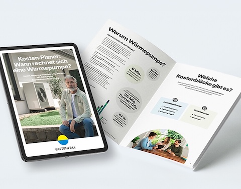 Ein Tablet und eine Informationsbroschüre liegen aufgeschlagen da. Auf dem Tablet ist die Überschrift: "Kosten-Planer: Wann rechnen sich Wärmepumpen" zu erkennen.  Die Broschüre gibt ebenfalls Informationen warum Wärmepumpen sich lohnen.