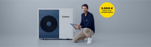 Hinweis: 3000 € Rabatt auf Ihre Wärmepumpe. Ein locker gekleideter Mann kniet mit einem Bein neben einer modernen Wärmepumpe. Er hält ein Tablet in der Hand. Der Hintergrund ist schlicht und hell.