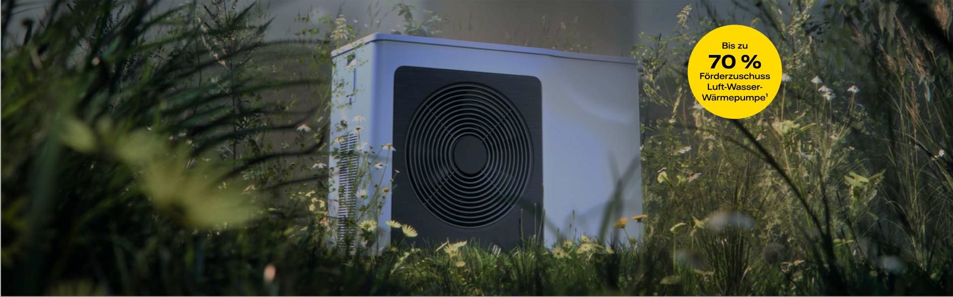 Moderne Wärmepumpe steht auf einer Wiese umringt von vielen verschiedenen Blumen und Gräsern.