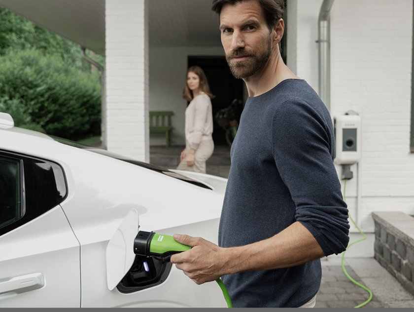 Grauer Audi steht neben einer Ladestation